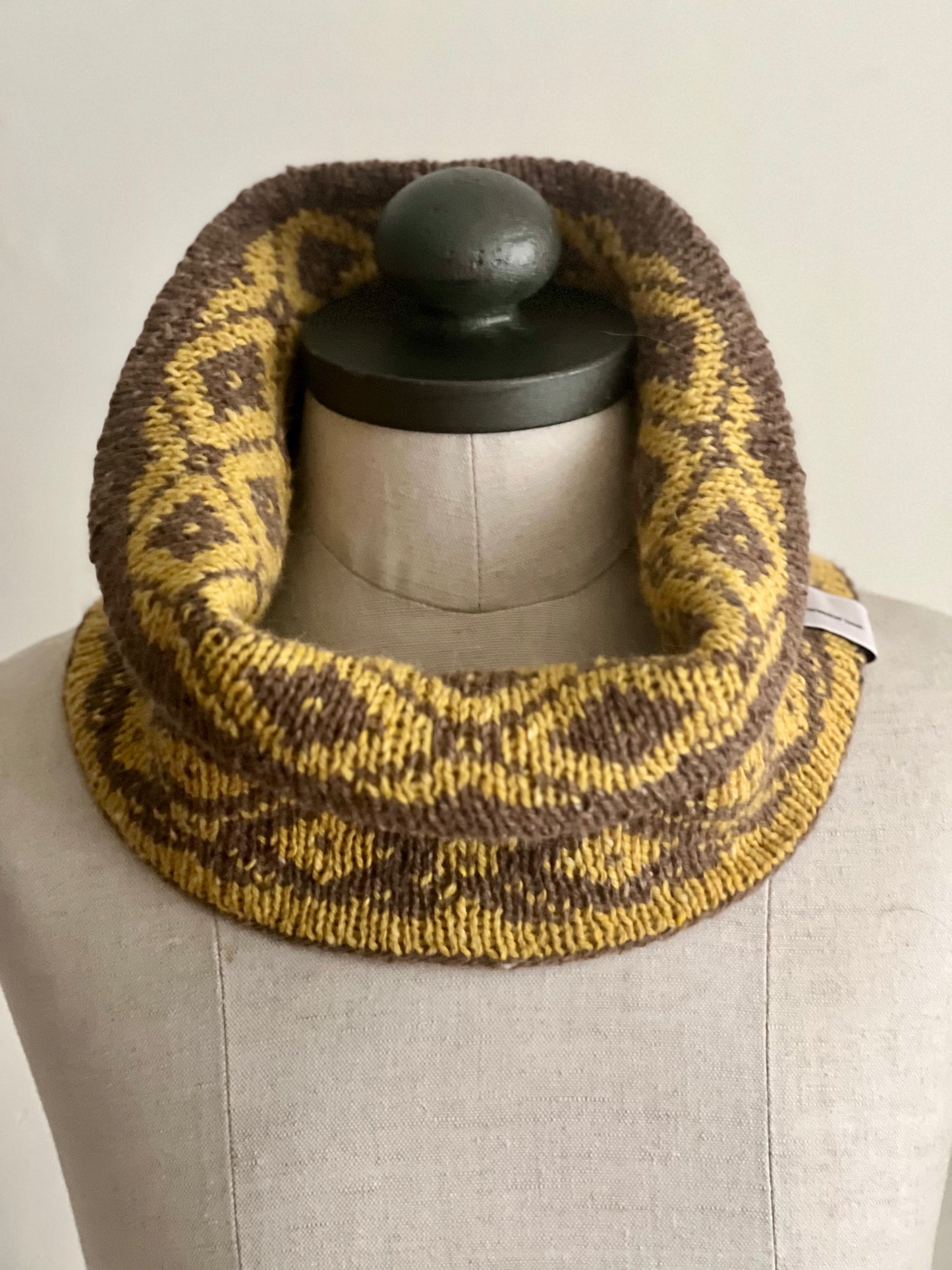 Diamond shaped neckscarf