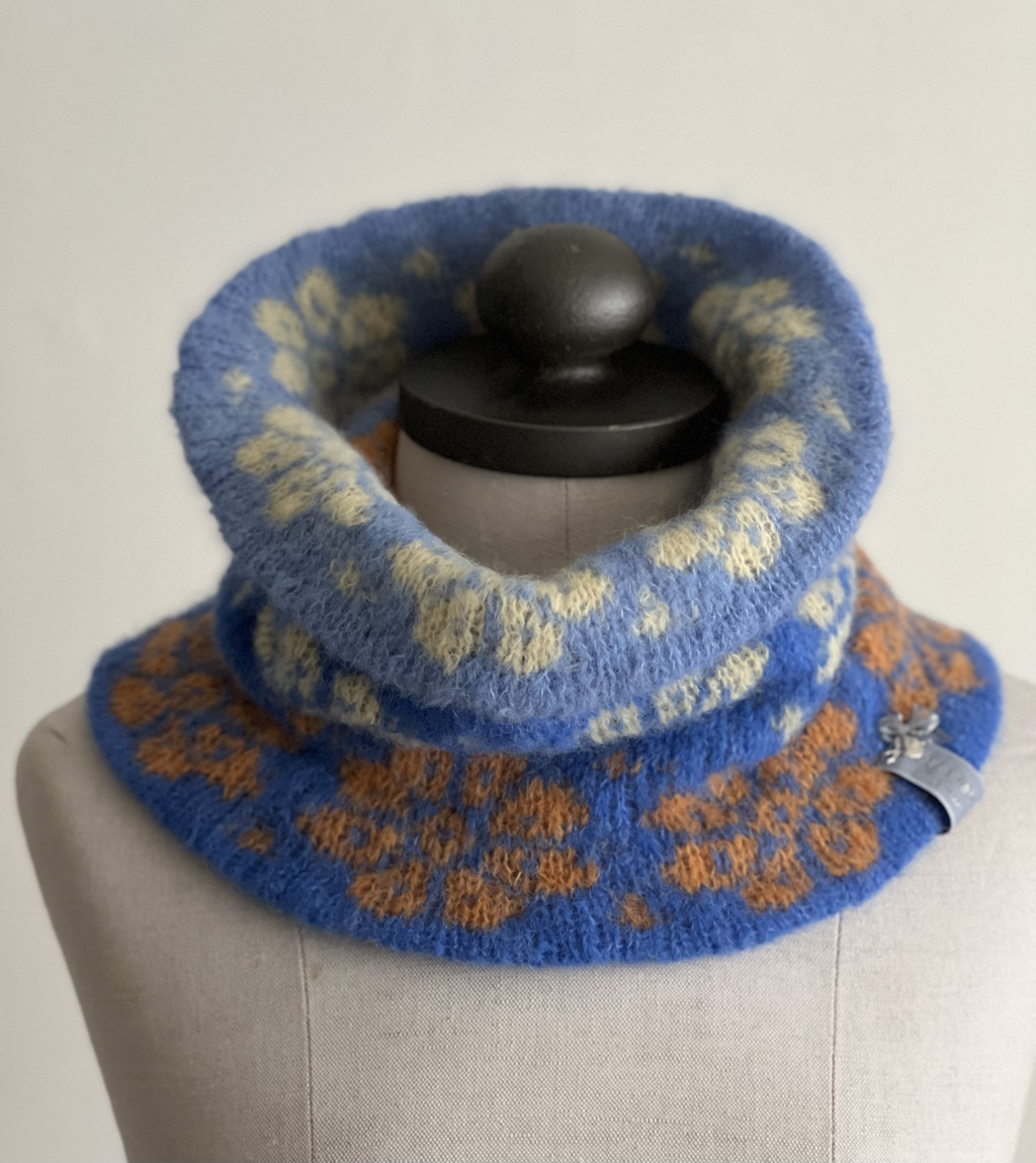 Fair Isle Flower neck scarf